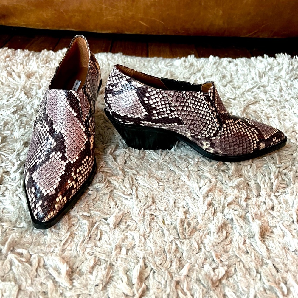 & Other Stories Pointed Toe Snakeskin Booties Size 38 / 7.5